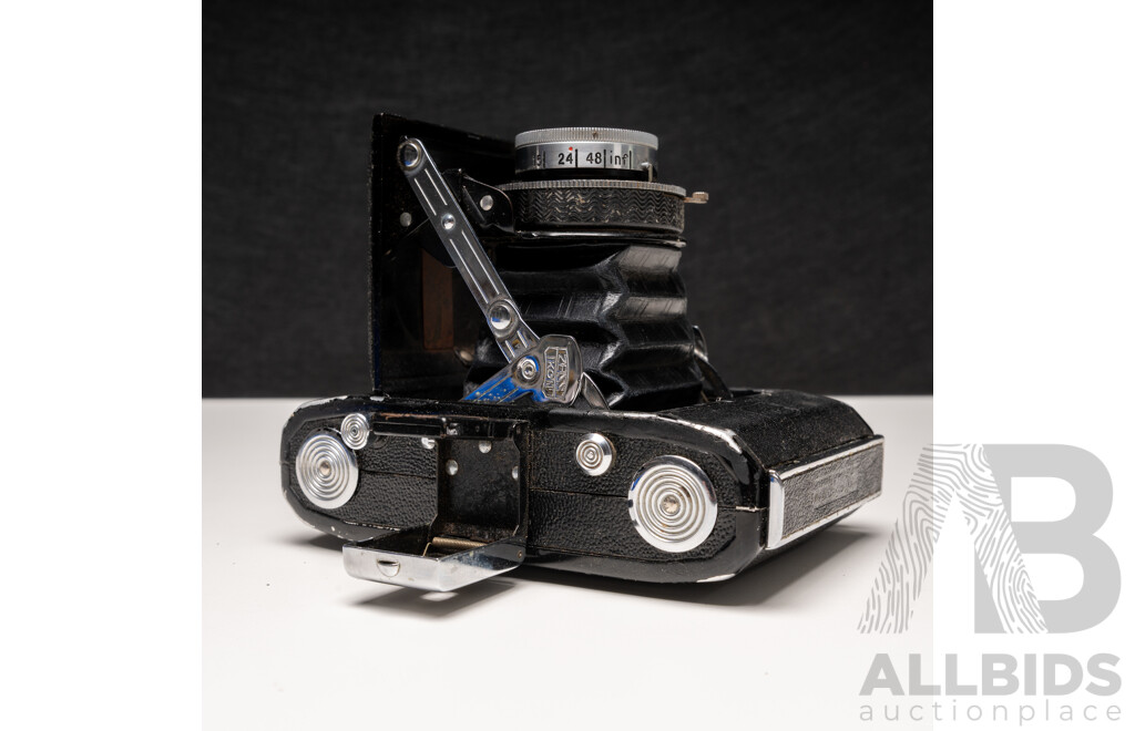 Zeiss Ikon Ikonta 520 4.5 × 6 Folding 120 Film Camera with Novar-Anastigmat 70mm F/3.5 Lens and Leather Case