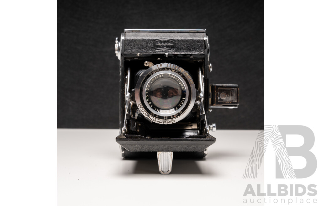 Zeiss Ikon Ikonta 520 4.5 × 6 Folding 120 Film Camera with Novar-Anastigmat 70mm F/3.5 Lens and Leather Case