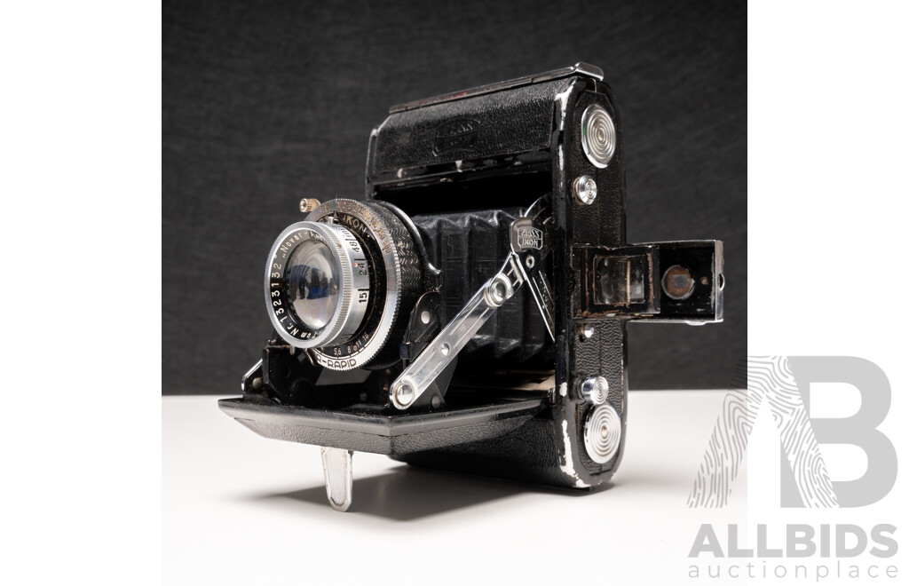 Zeiss Ikon Ikonta 520 4.5 × 6 Folding 120 Film Camera with Novar-Anastigmat 70mm F/3.5 Lens and Leather Case