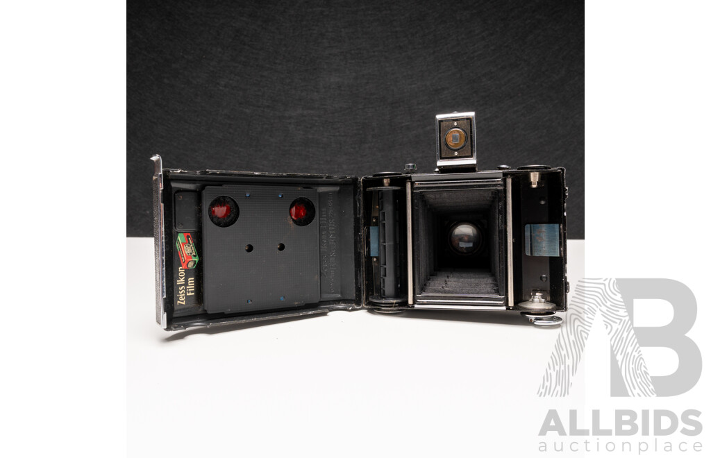 Zeiss Ikon Ikonta 520 4.5 × 6 Folding 120 Film Camera with Novar-Anastigmat 70mm F/3.5 Lens and Leather Case