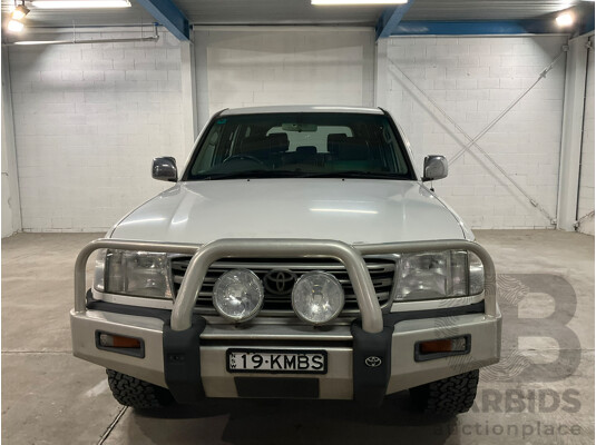1663672 · 05/2004 Toyota Landcruiser GXL (4x4) UZJ100R 4d Wagon Arctic white V8 4.7L 8 Seater