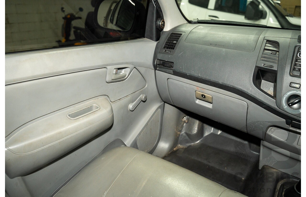 1/2006 Toyota Hilux Workmate TGN16R Dual Cab P/Up White 2.7L