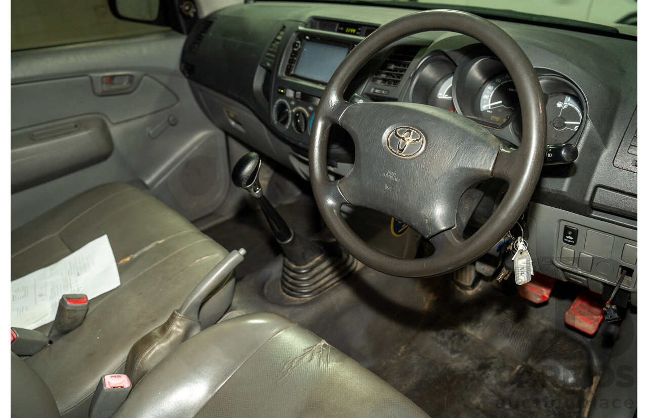1/2006 Toyota Hilux Workmate TGN16R Dual Cab P/Up White 2.7L