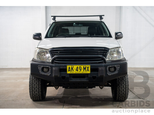 1660473 · 1/2006 Toyota Hilux Workmate TGN16R Dual Cab P/Up White 2.7L