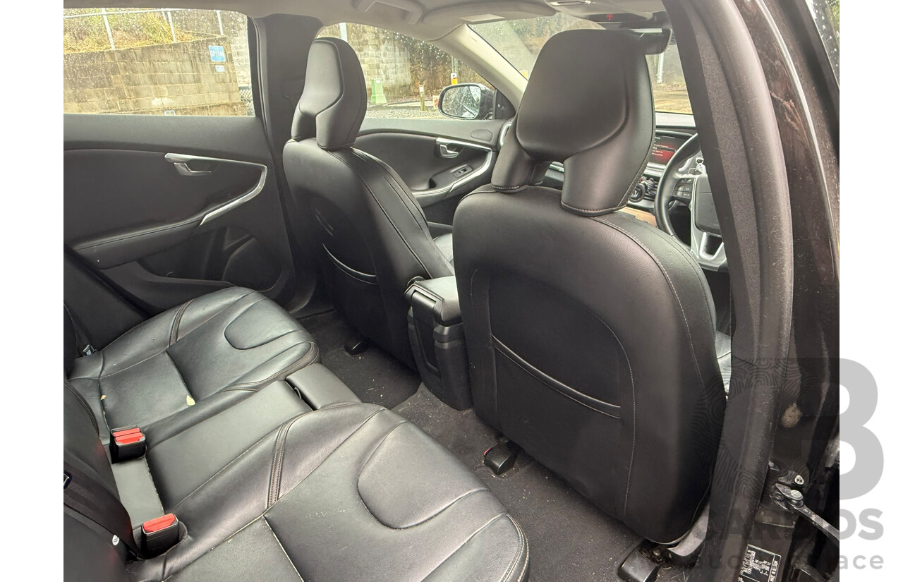 04/2016 Volvo V40 D4 LUXURY CROSS COUNTRY AWD M MY16 5D Turbo Diesel Hatchback Black 2.0L