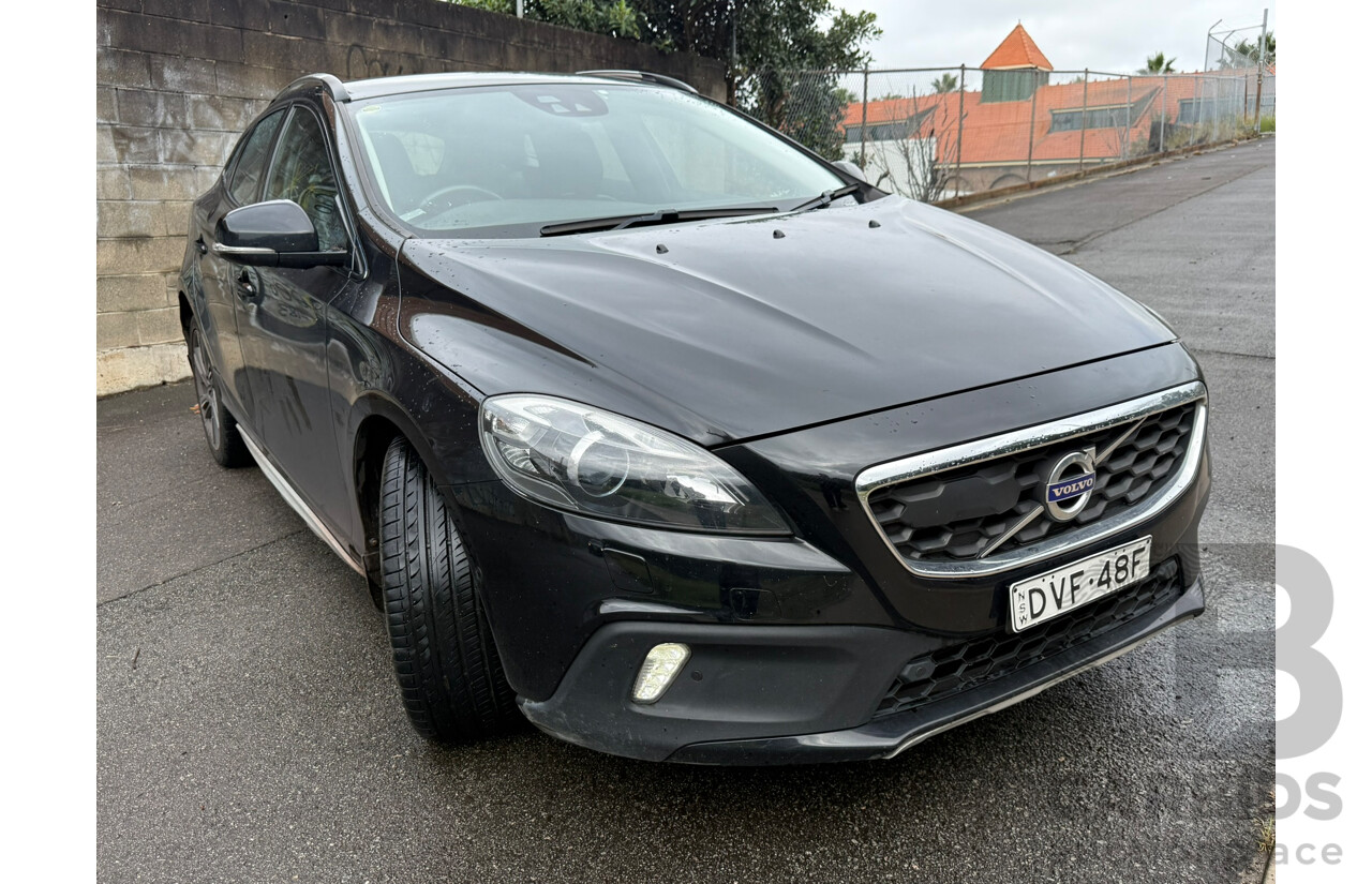 04/2016 Volvo V40 D4 LUXURY CROSS COUNTRY AWD M MY16 5D Turbo Diesel Hatchback Black 2.0L
