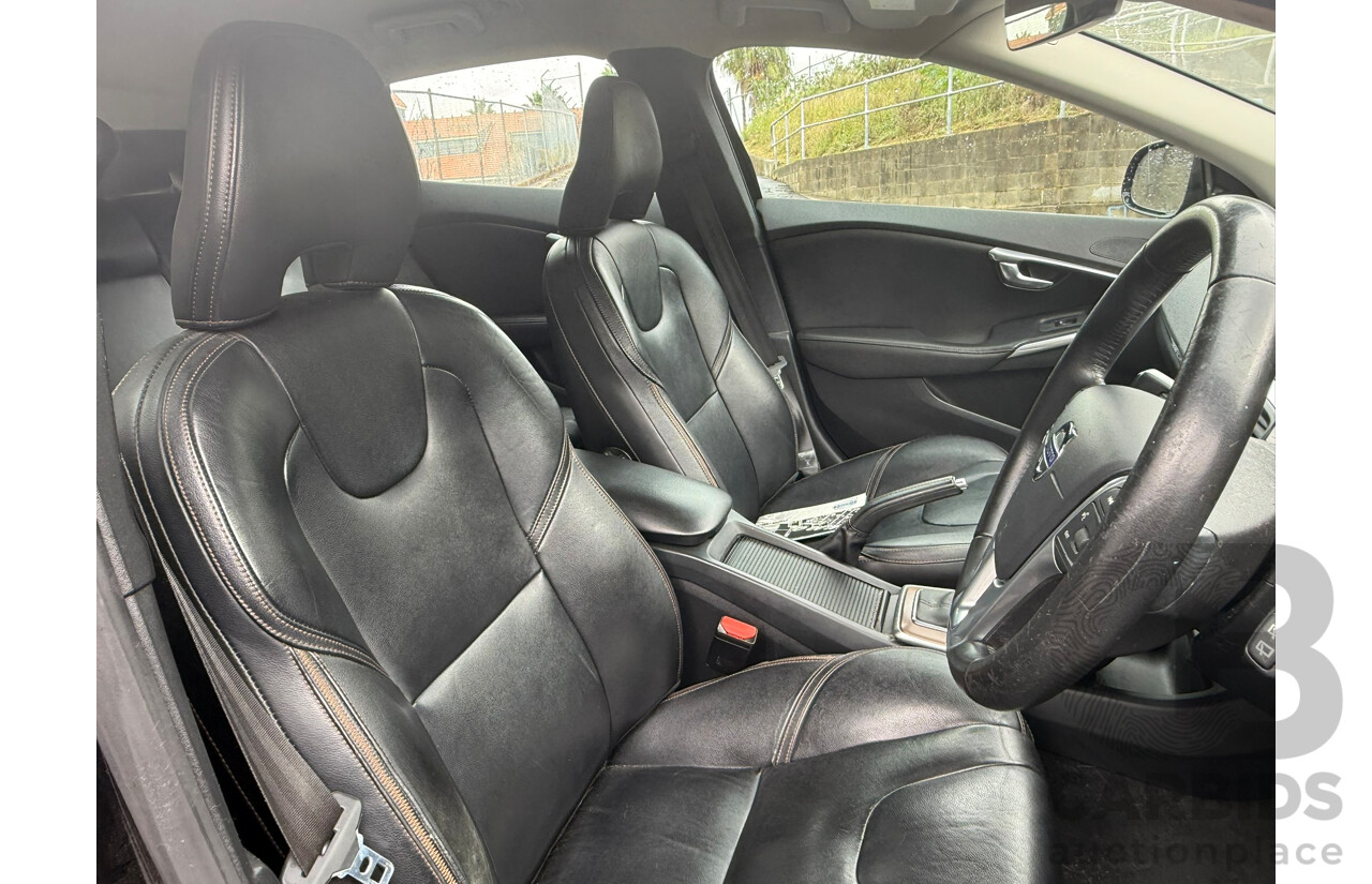 04/2016 Volvo V40 D4 LUXURY CROSS COUNTRY AWD M MY16 5D Turbo Diesel Hatchback Black 2.0L