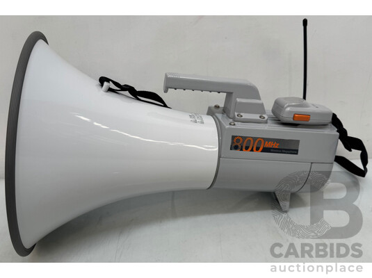 1660933 · TOA 800MHz Wireless Megaphone in Mackie Bag