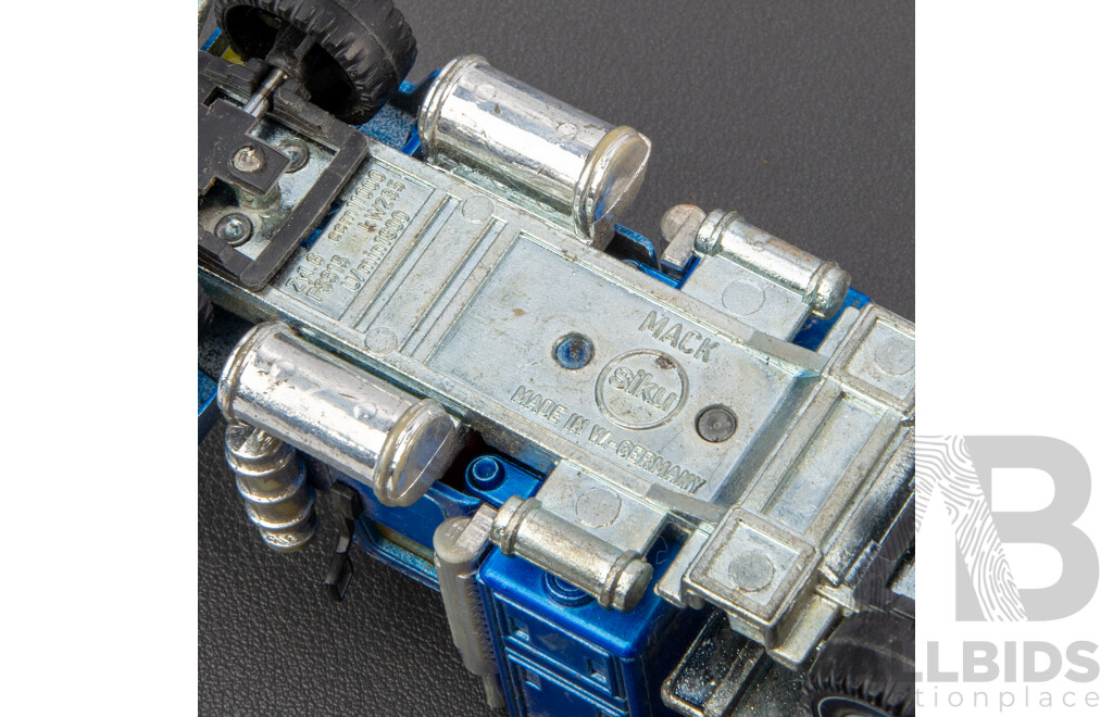 Collection of Diecast Matchbox, Siku and Dinky Trucks and Construction Vehicles