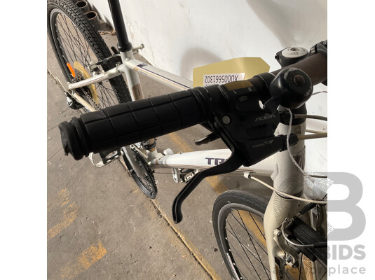 1661110 · TREK 7.4 Woman's Bike