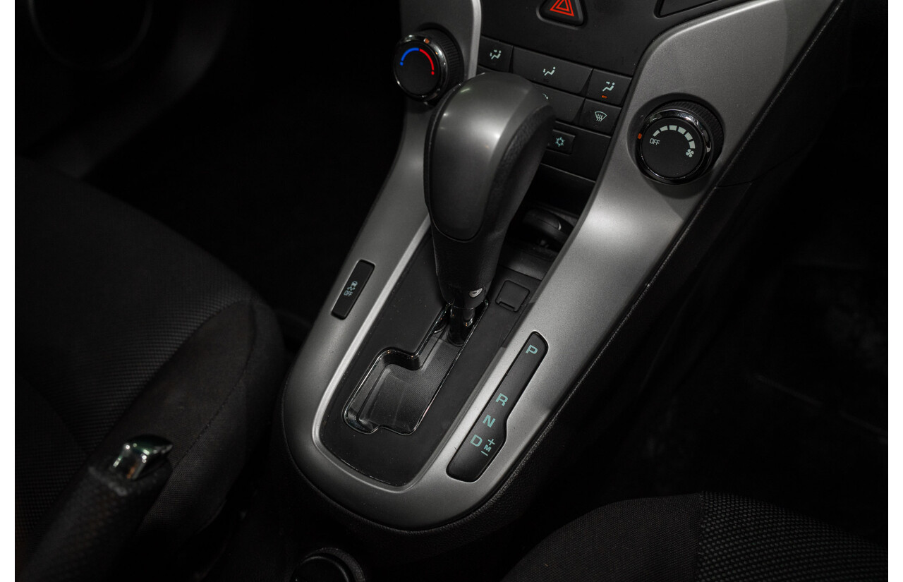 03/2015 Holden Cruze EQUIPE FWD JH MY15 4D Sedan White 1.8L