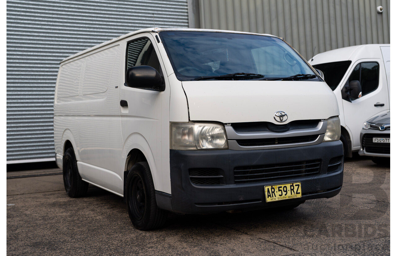 01/2007 Toyota Hiace LWB TRH201R MY07 4d Van White 2.7L
