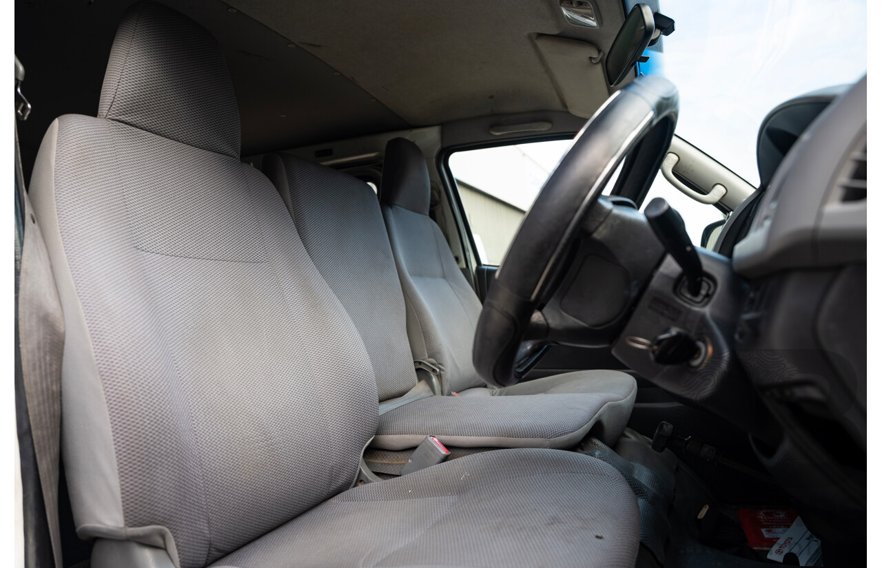 01/2007 Toyota Hiace LWB TRH201R MY07 4d Van White 2.7L