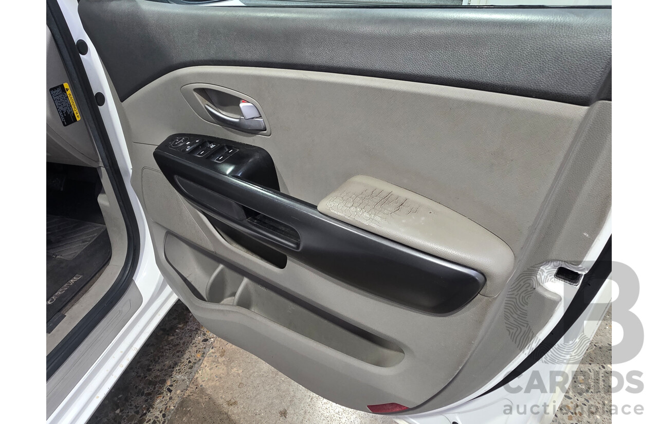5/2016 Kia Carnival S YP MY16 4d Wagon Clear White 3.3L - 8 Seater
