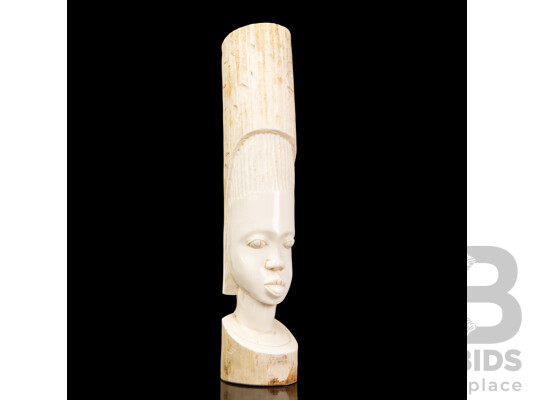1662002 · Large Carved African Horn