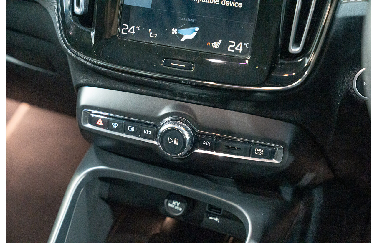 05/2022 Volvo XC40 Recharge Phev 536 MY22 4d Wagon Snow White 1.5L