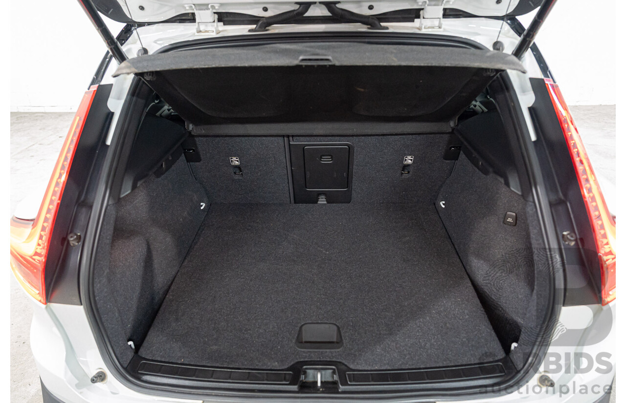 05/2022 Volvo XC40 Recharge Phev 536 MY22 4d Wagon Snow White 1.5L