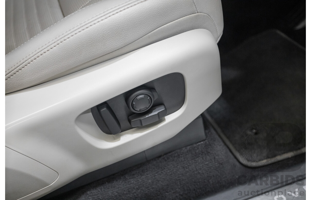 6/2021 Land Rover Discovery D300 SE (AWD) L462 MY21 4d Wagon Fuji White Twin Turbo Diesel 3.0L - 7 Seater