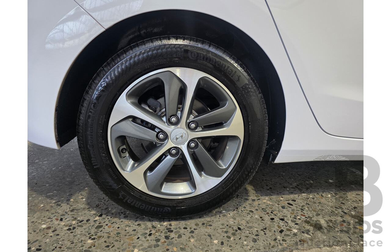 7/2015 Hyundai i30 Active X GD3 Series 2 5d Hatchback White 1.8L