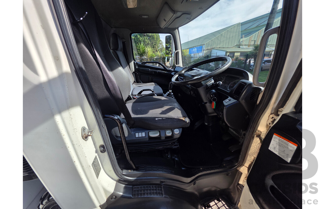 11/2016 Hino FC7J 500 Series Euro 5 4x2 Pantech 2d Truck Turbo Diesel 6.4L