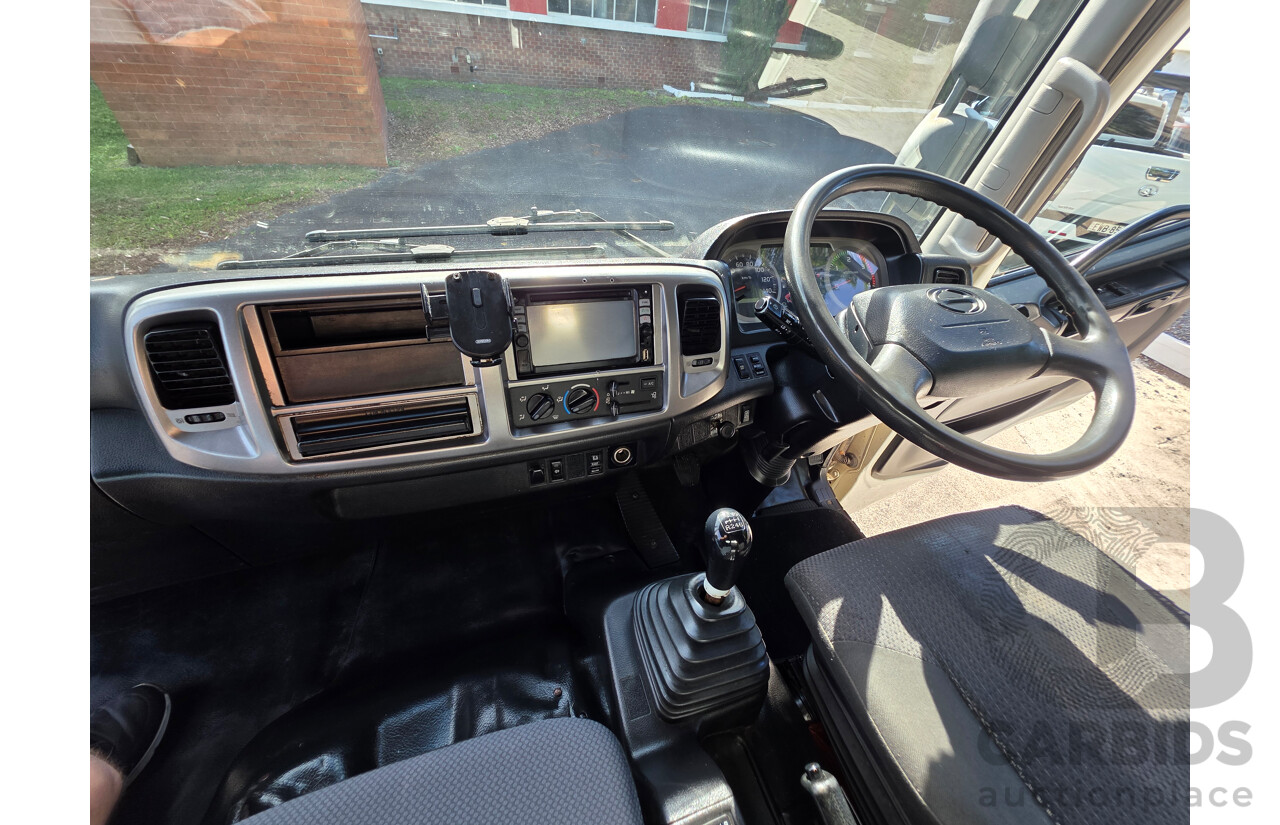 11/2016 Hino FC7J 500 Series Euro 5 4x2 Pantech 2d Truck Turbo Diesel 6.4L