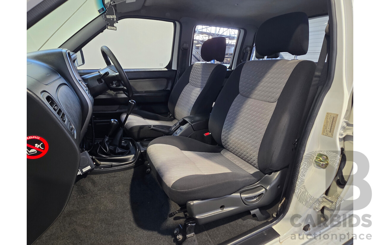 2/2012 Nissan Navara ST-R 4x4 D22 Series 5 Dual Cab White 2.5L