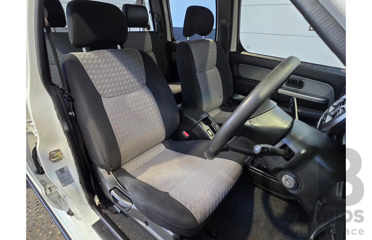 2/2012 Nissan Navara ST-R 4x4 D22 Series 5 Dual Cab White 2.5L