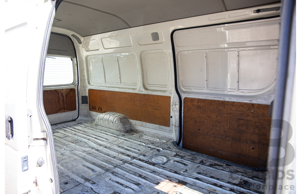 5/2006 Toyota Hiace SLWB TRH221R 4d Van Warm White 2.7L