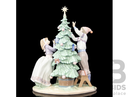 Lladro 'Trimming the Tree ' Figurative Group