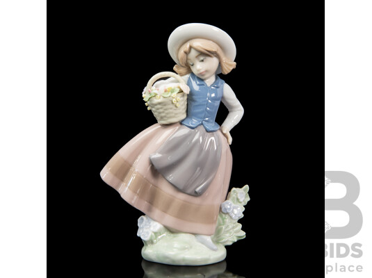 Boxed Lladro 'Sweet Scent' Figure