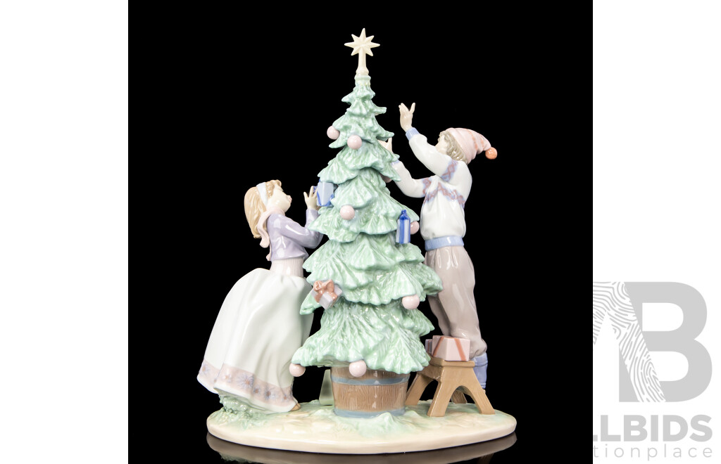 Lladro 'Trimming the Tree ' Figurative Group