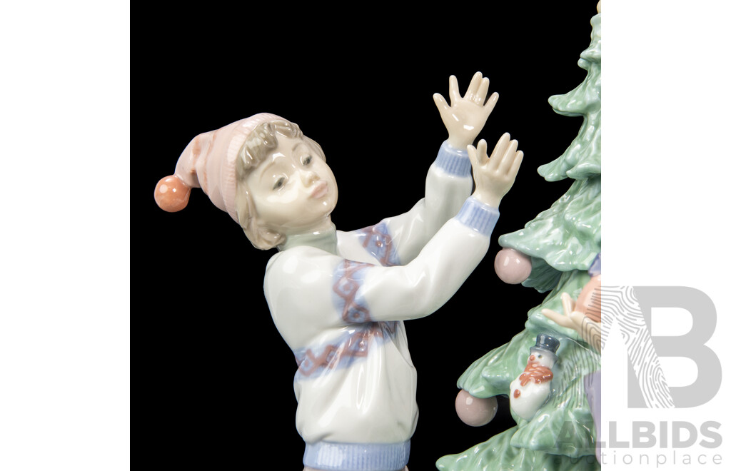 Lladro 'Trimming the Tree ' Figurative Group