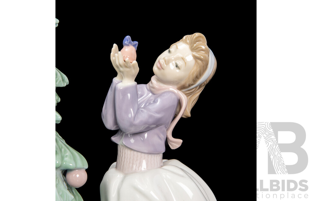 Lladro 'Trimming the Tree ' Figurative Group