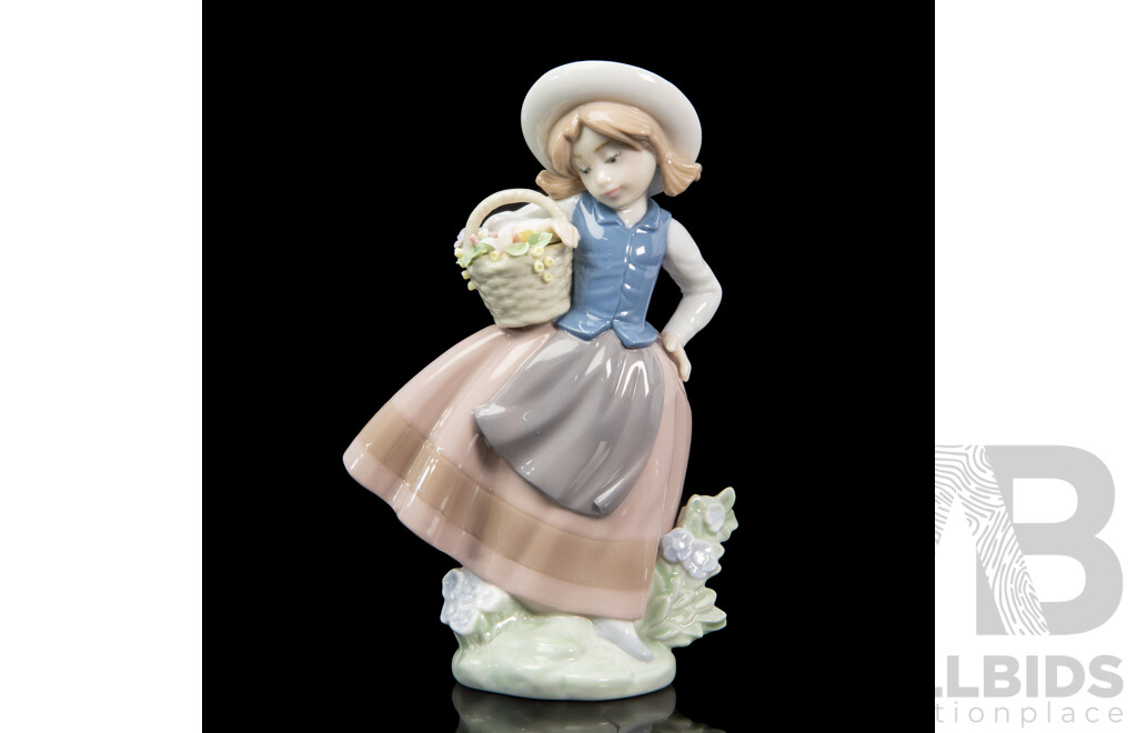 Boxed Lladro 'Sweet Scent' Figure