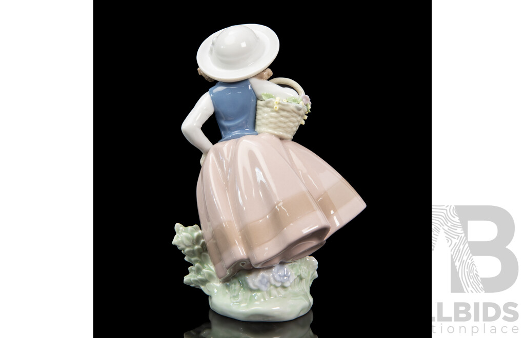 Boxed Lladro 'Sweet Scent' Figure