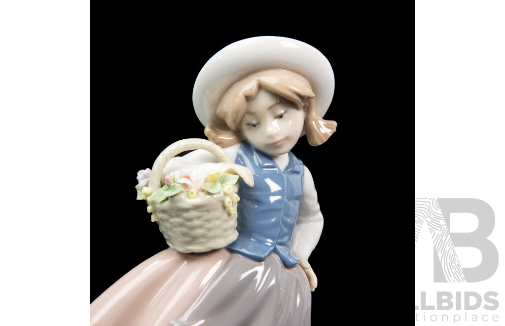 Boxed Lladro 'Sweet Scent' Figure
