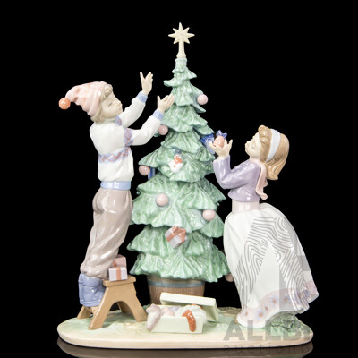 Lladro 'Trimming the Tree ' Figurative Group