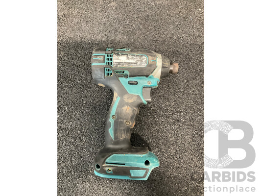 1662889 · MAKITA 18V Impact Driver (DTD152) with 3.0Ah Battery - Lot of 2
