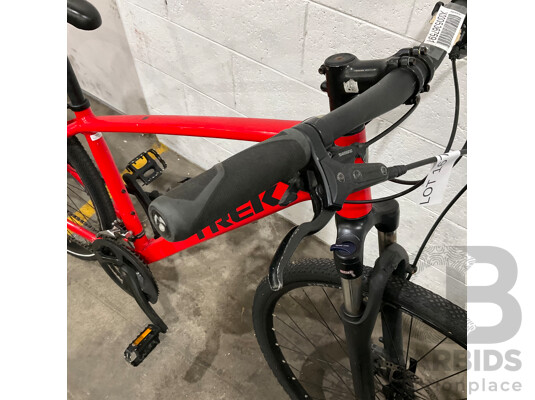 1663779 · TREK Size M (50cm) Bike