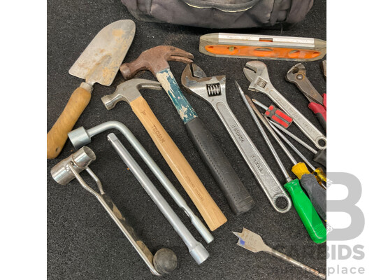 1663993 · Assorted Hand Tools, ARLEC Work Light and RYOBI Tools Bag