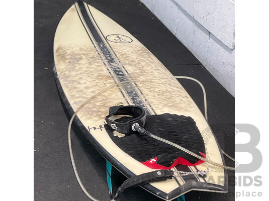 HYDRO Surfboard (6'2x20.1/4x2.1/2 33.23L) with 3x FCS Medium Performer Fins and FK Surf Surfboard Bag (6,3)