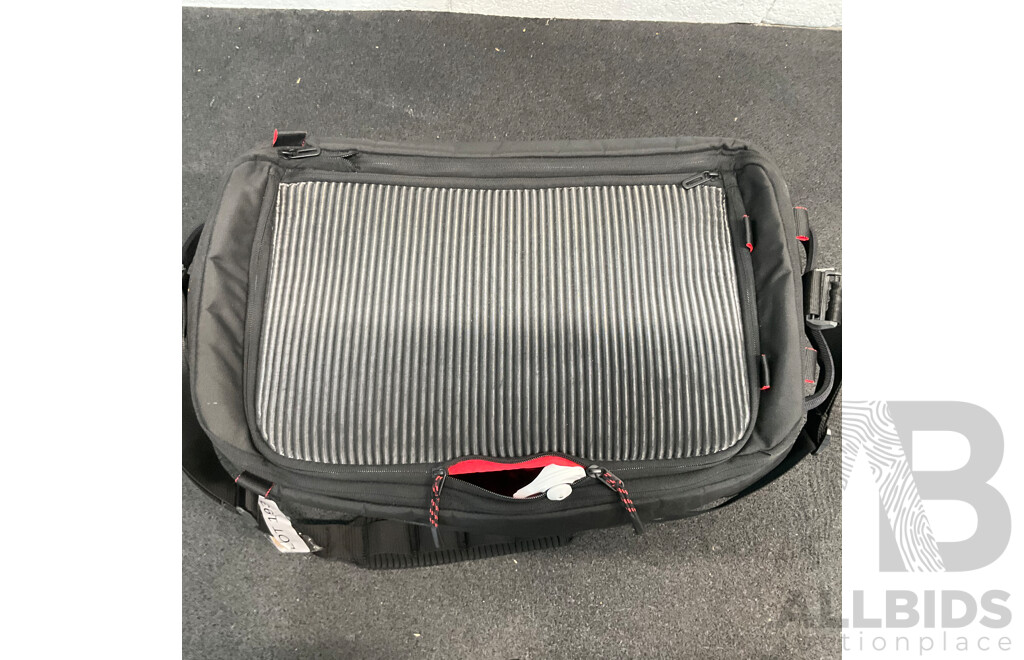 UNDER ARMOUR No Weight Duffle Bag