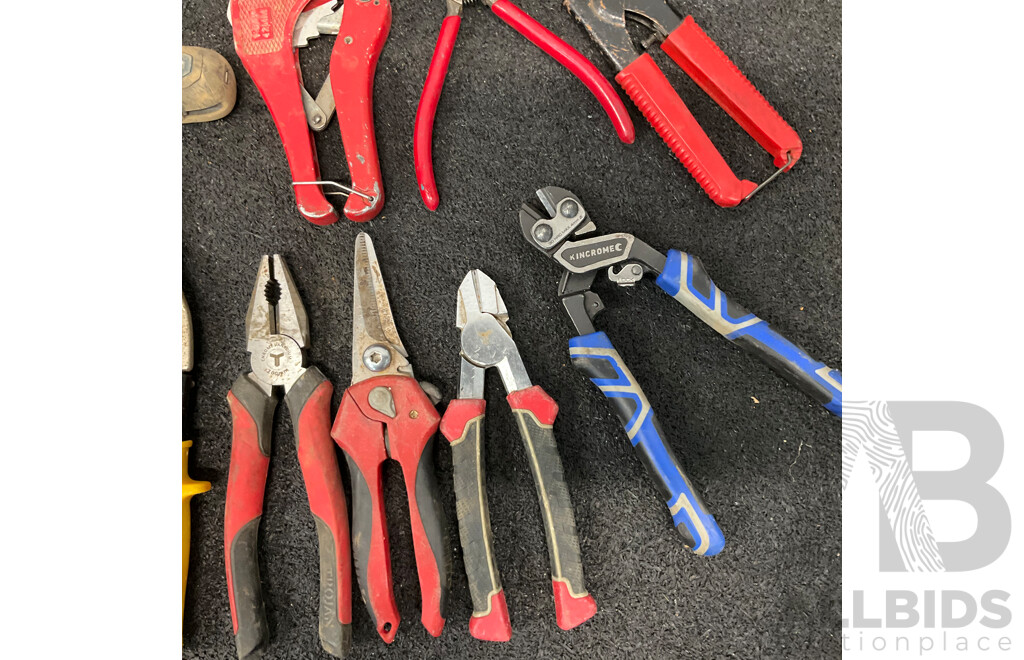 Assorted Cutting Tools, Including KINCROMEC, TROJAN, IRWIN and BOSCH Go Screwdriver
