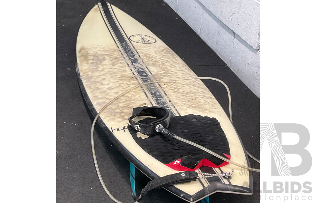 HYDRO Surfboard (6'2x20.1/4x2.1/2 33.23L) with 3x FCS Medium Performer Fins  and FK Surf Surfboard Bag (6,3)