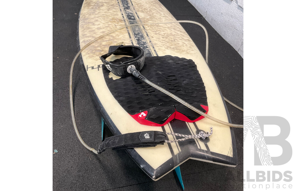 HYDRO Surfboard (6'2x20.1/4x2.1/2 33.23L) with 3x FCS Medium Performer Fins  and FK Surf Surfboard Bag (6,3)