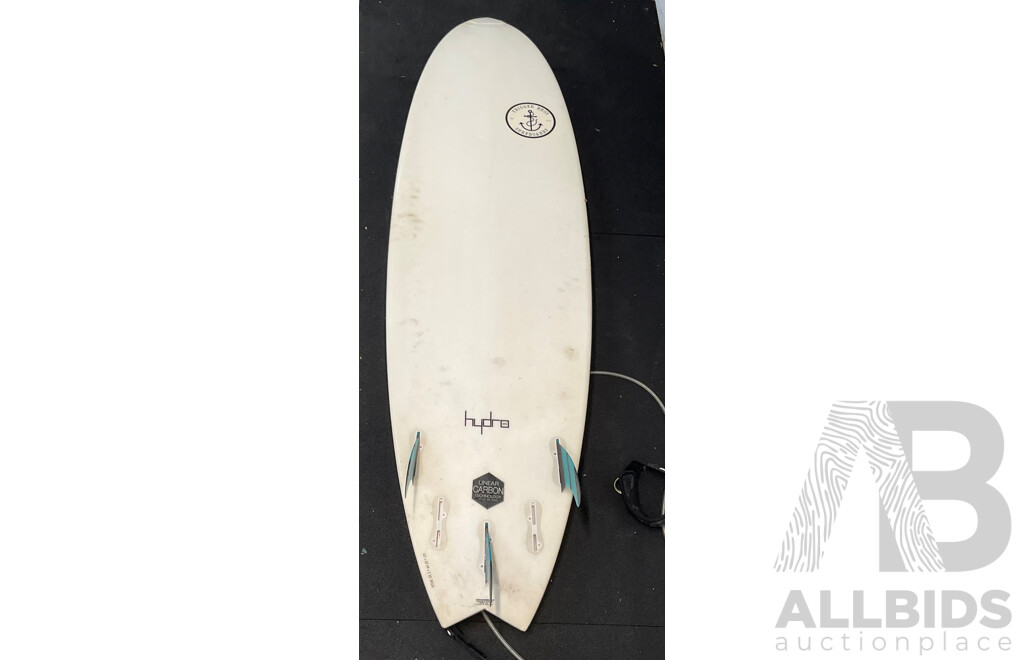 HYDRO Surfboard (6'2x20.1/4x2.1/2 33.23L) with 3x FCS Medium Performer Fins  and FK Surf Surfboard Bag (6,3)