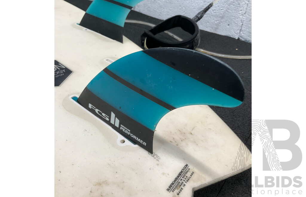 HYDRO Surfboard (6'2x20.1/4x2.1/2 33.23L) with 3x FCS Medium Performer Fins  and FK Surf Surfboard Bag (6,3)