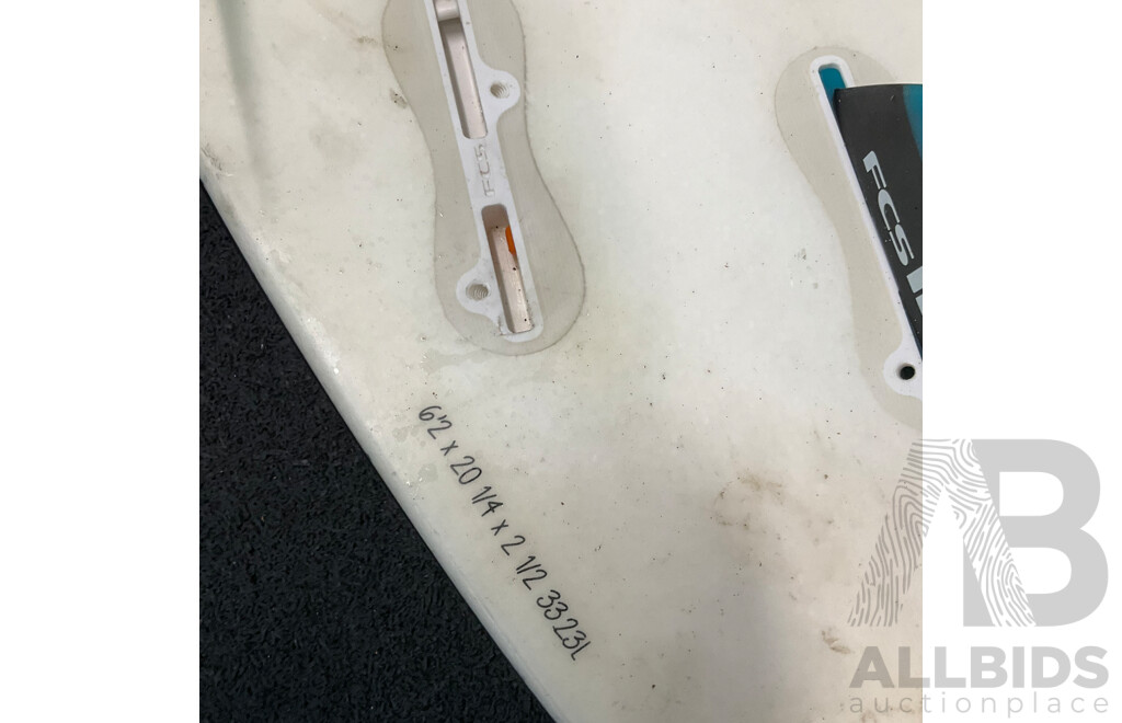 HYDRO Surfboard (6'2x20.1/4x2.1/2 33.23L) with 3x FCS Medium Performer Fins  and FK Surf Surfboard Bag (6,3)