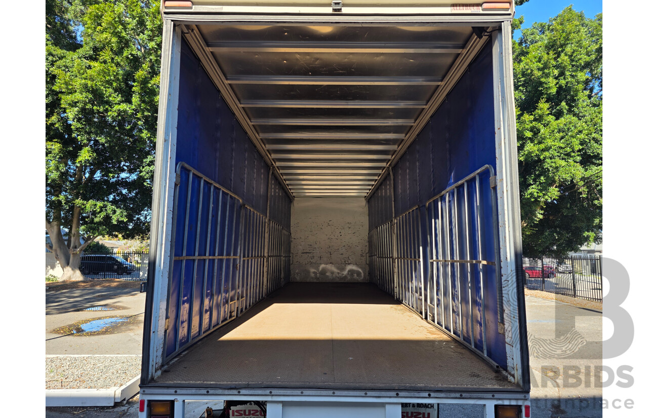 6/2011 Isuzu FXR 350 Sitec Series III 1000 4x2 Pantech 2d Truck Turbo Diesel 9.8L