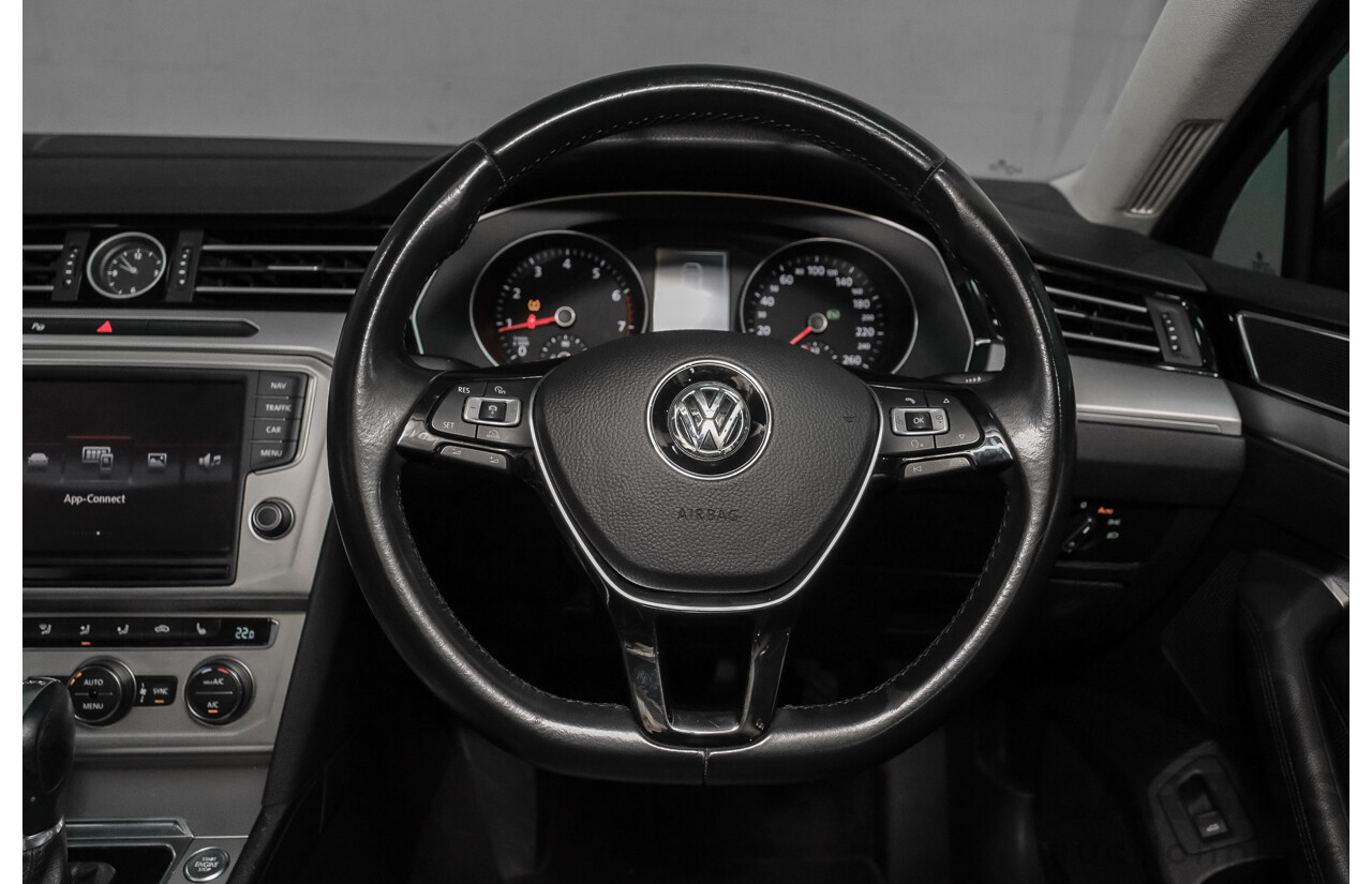 01/2016 Volkswagen Passat 132 TSI Comfortline 3C MY16 4D Sedan Deep Black Turbo 1.8L